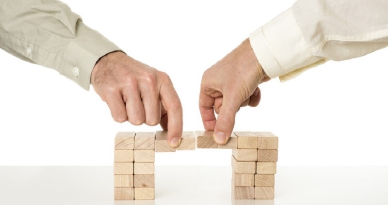 businessmen holding blocks_canstockphoto32110851 800x533