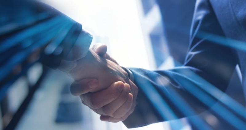 businessmen shaking hands_shutterstock_2249889569 800x533