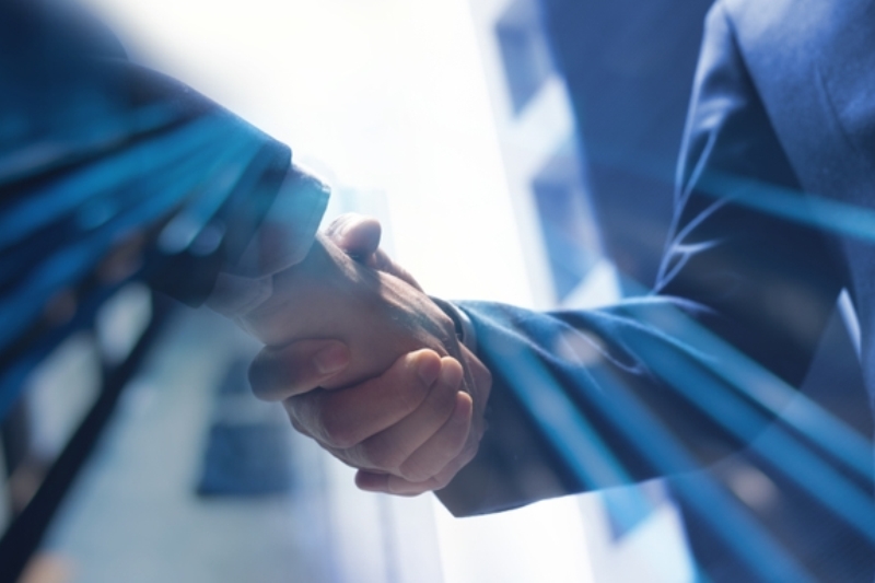 businessmen shaking hands_shutterstock_2249889569 800x533